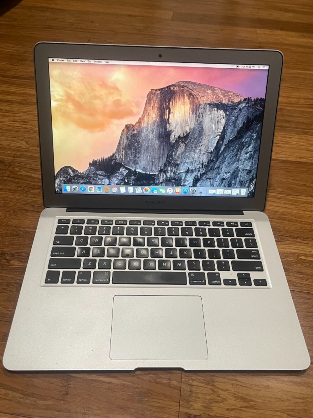 Apple MacBook Air 13.3 in (128GB SSD, Intel Core, 1.6GHz, 4 GB RAM + Charger)